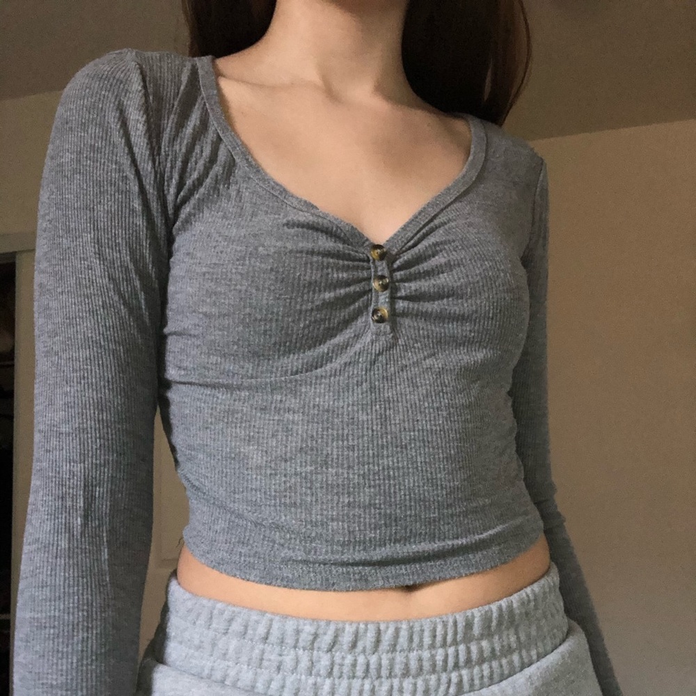 Gray long sleeve crop top